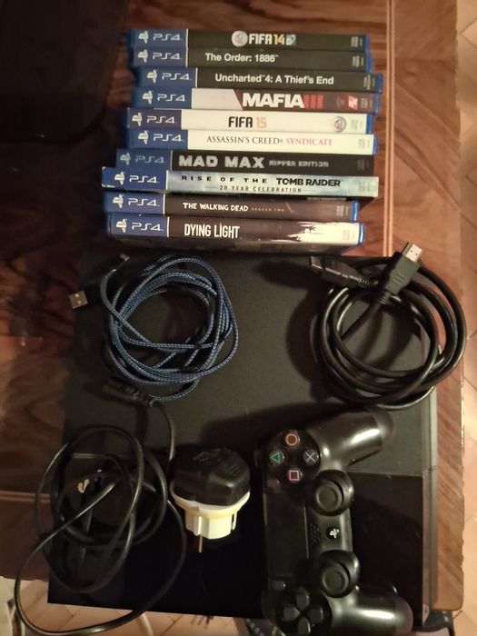 Vand Sony PS 4, 500GB, plus 10 jocuri extra, in stare impecabila.