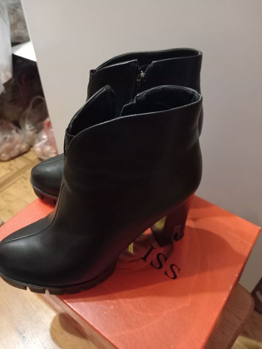 Продам новые 39 размера ботильоны 8см каблук