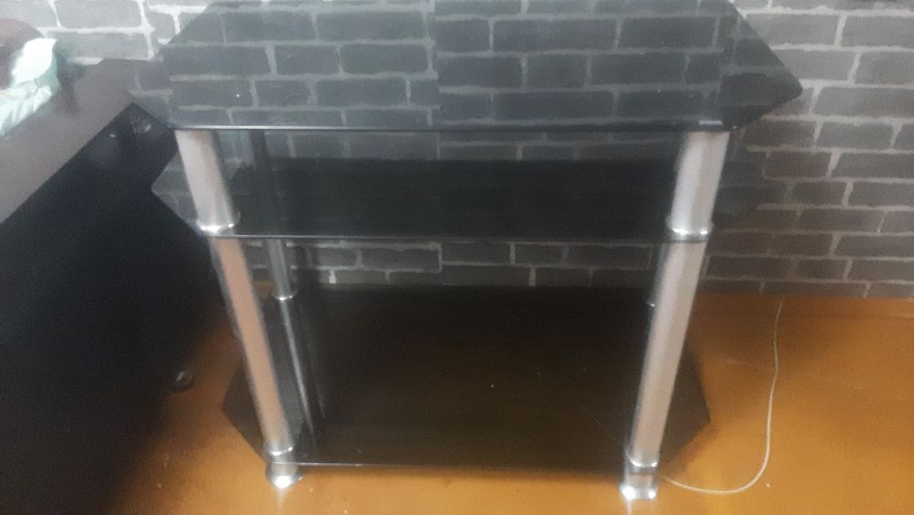 Продам стол под телевизор.