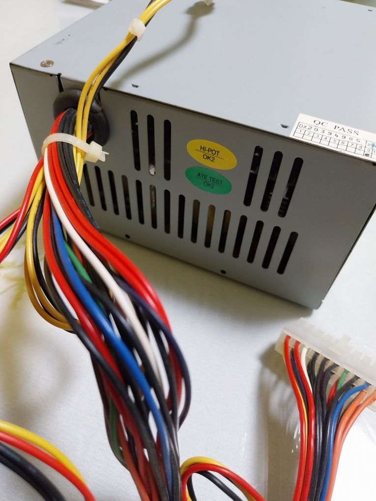 Schimb cu radio portabil  Sursa  calculator 400w Nou , nout  - 60 lei