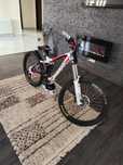 Vând bicicleta Downhill Ghost
