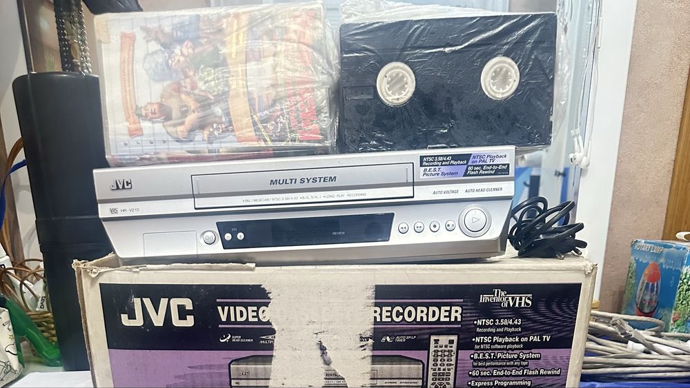 Видеомагнитофон кассетный, ретро.