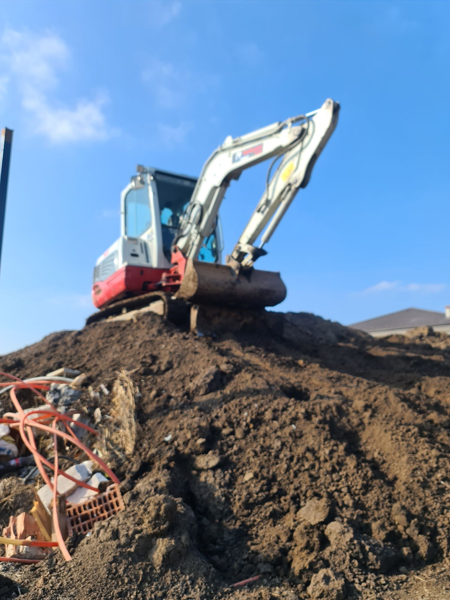 Miniexcavator excavator bobcat transport nisip pamant balast