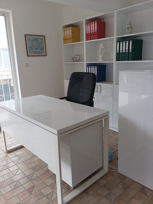 Офис мебели бели