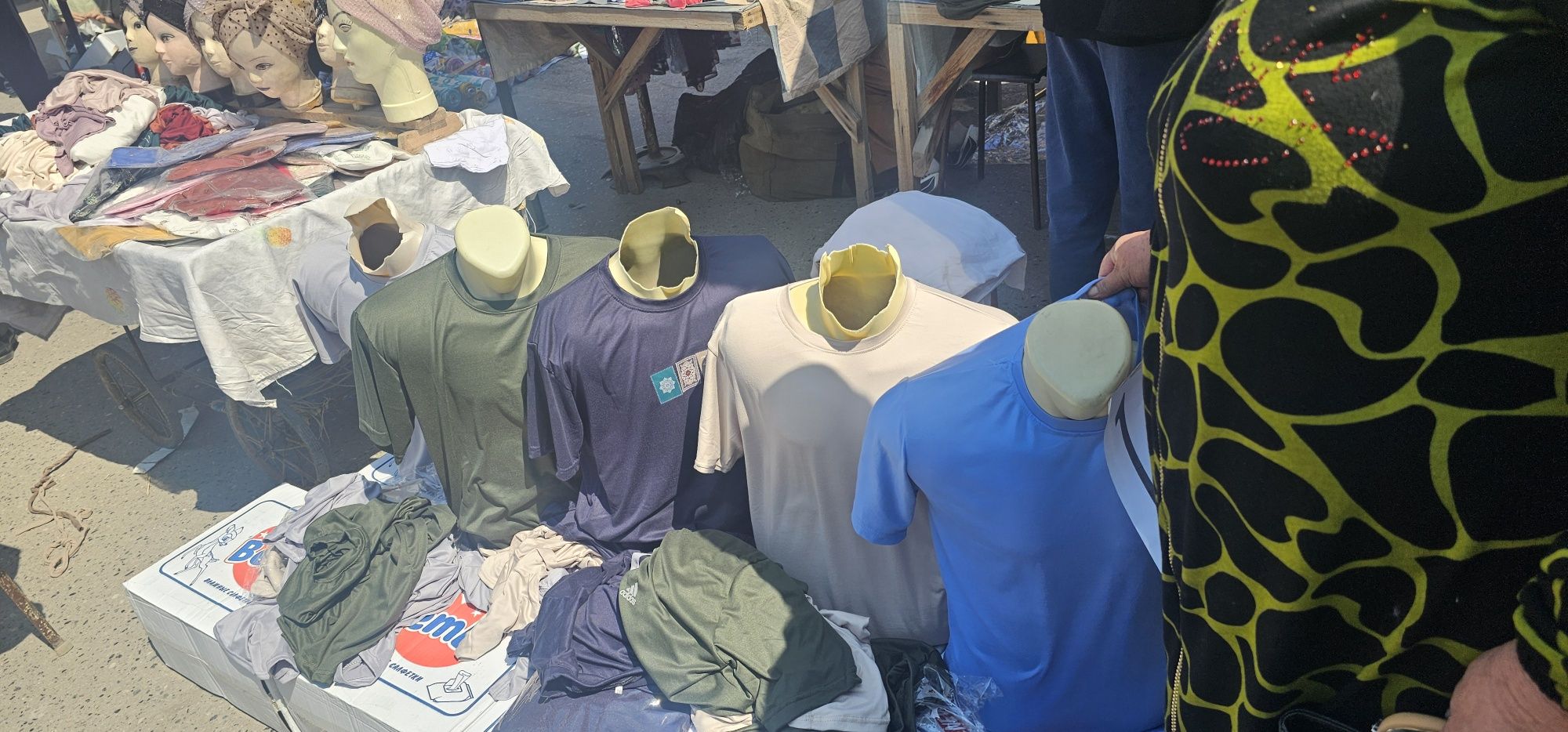 Erkak va ayollar uchun fudbolka