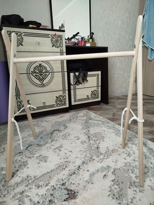 Развивающая стойка Монтессори для младенцев.