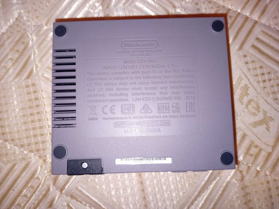 Nintendo NES Classic Edition cu 2 manete