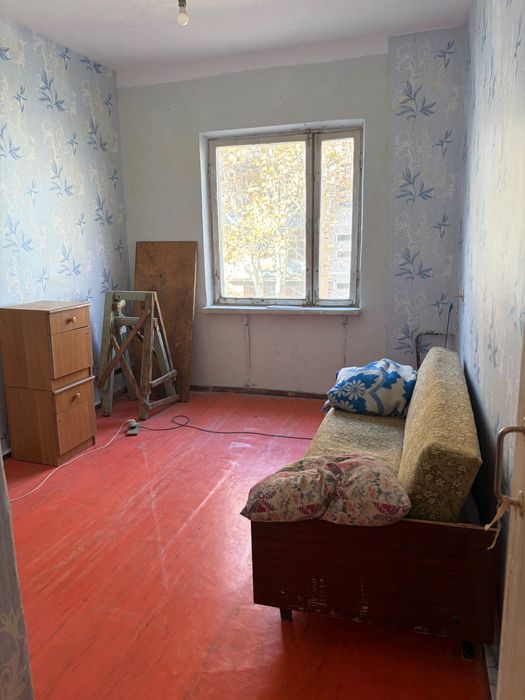 Продается квартира 3 комнатная 8 мкр 4 этаж без ремонта