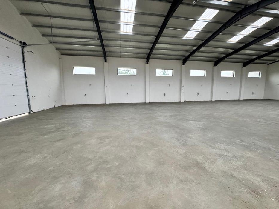 De închiriat 3 spații de 200m2 și hala de 450m2