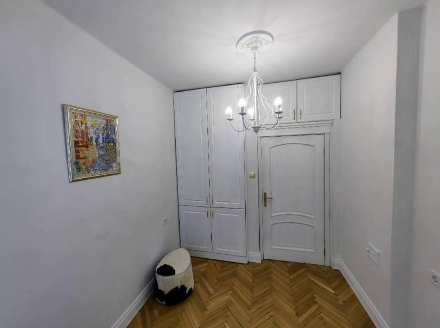 Дава се под наем Тристаен апартамент в София, Център - 75 кв.м за 1300 € - Снимка #4
