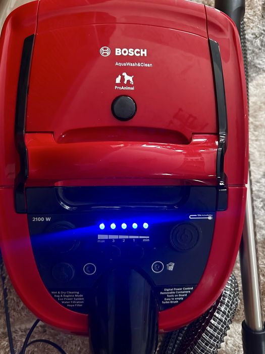 Мощна прахосмукачка BOSCH за сухо и мокро почистване с виден филтър