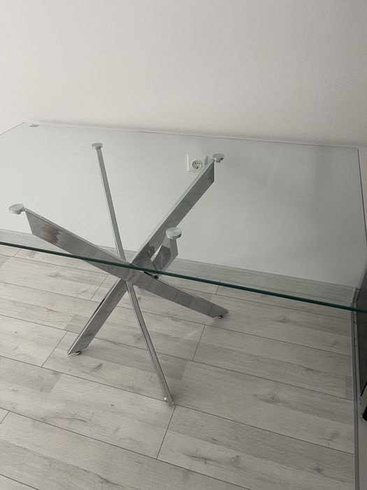 Стъклена модерна маса