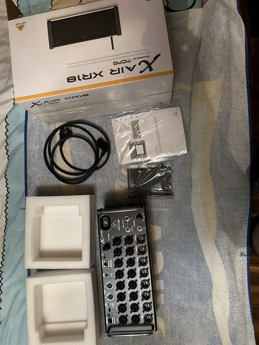 Микшерный пульт BEHRINGER X AIR XR 18