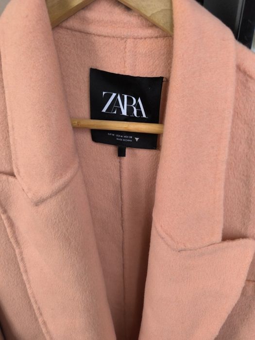 Прасковено палто на Zara с вълна