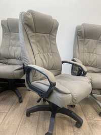 Продам 4 одинаковых кресла офисных