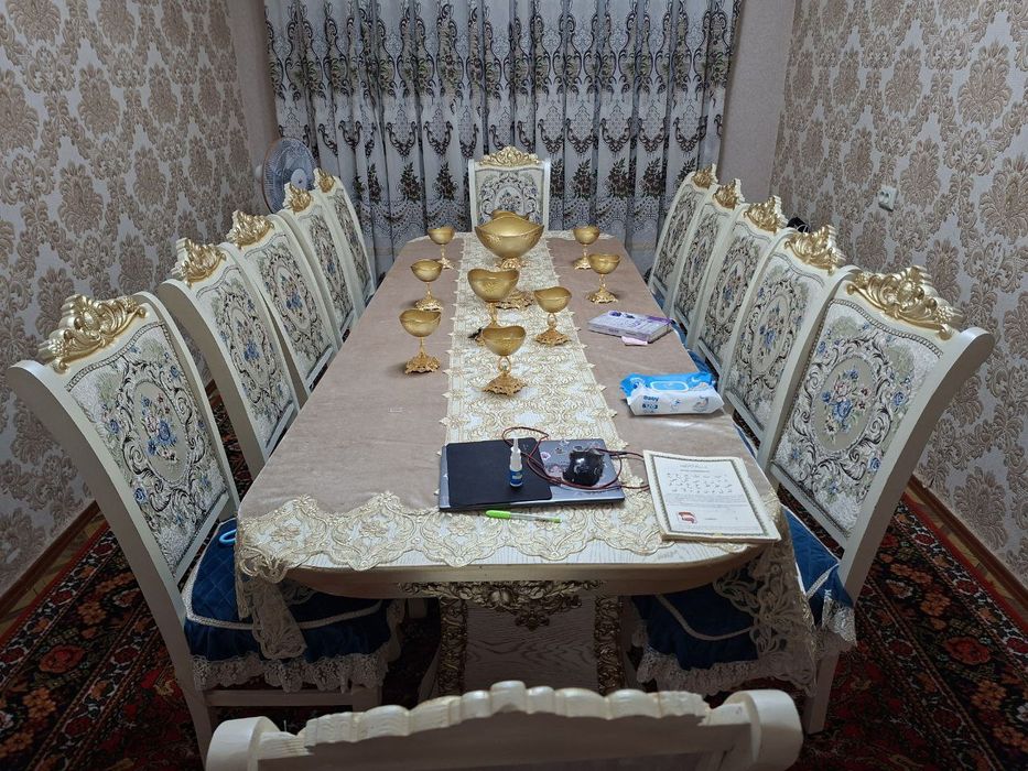 Столы и стулья для гостиной