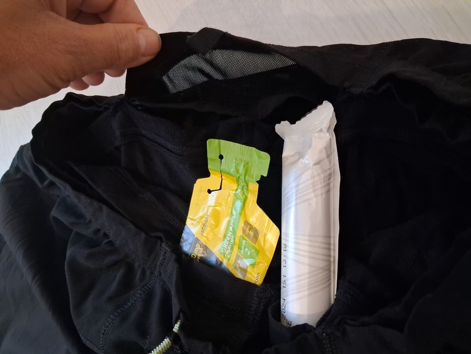 Vând Pantaloni scurti Alergare Compresssport  Barbati mărimea XL