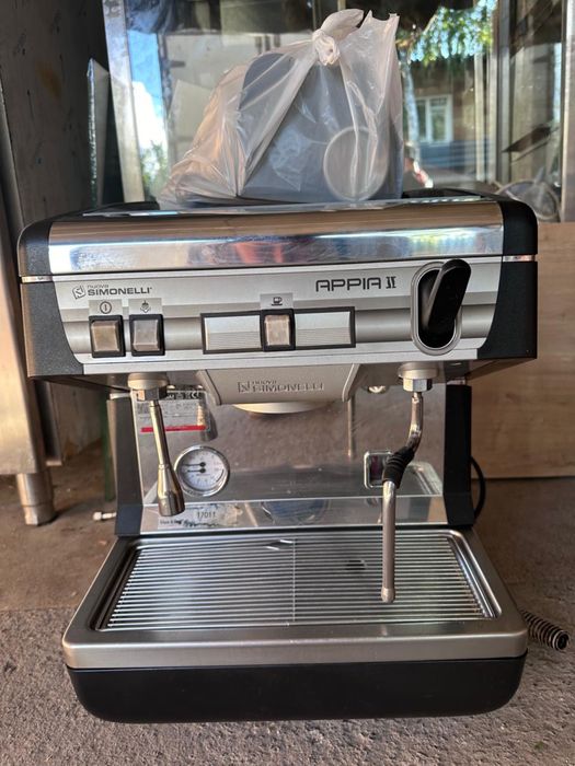 Продам кофемашину Simonelli APPIA с кофемолкой