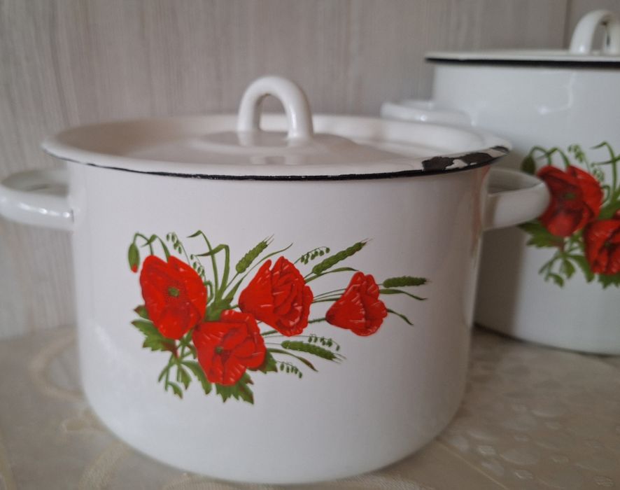 Эмалированные кастрюли.