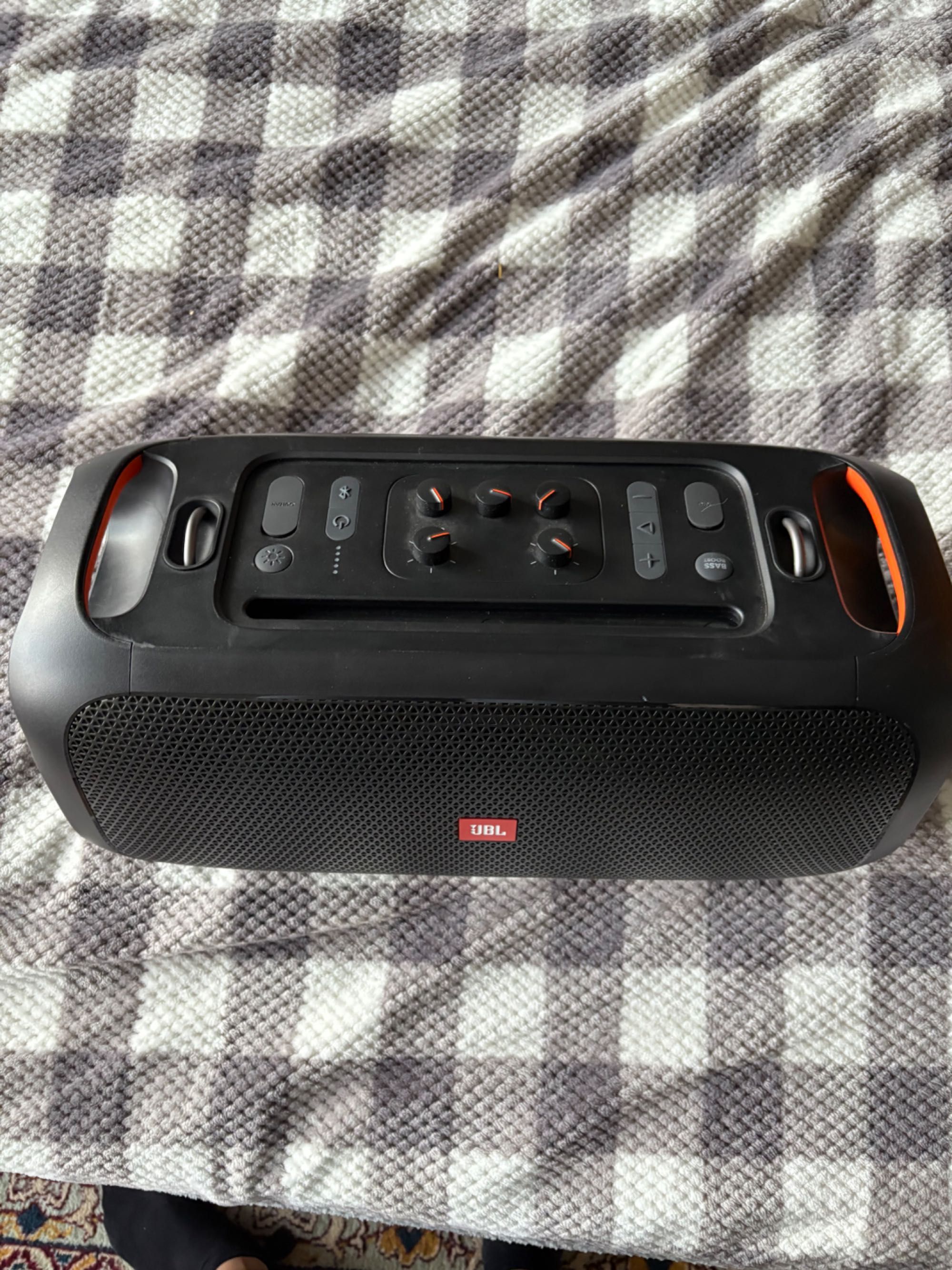 Продам колонку jbl party box go