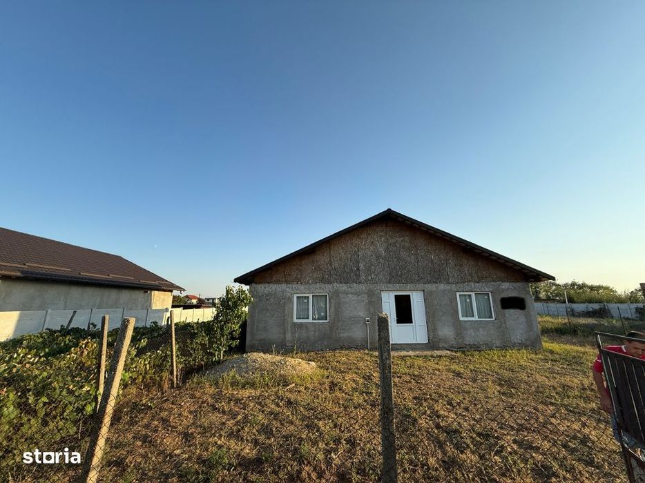 Casa la rosu, teren 900 mp, zona linistita