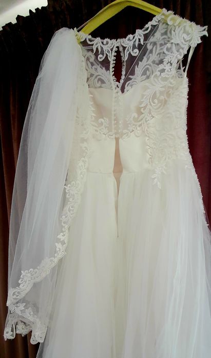 Vând rochie de mireasă + voal și crinolină