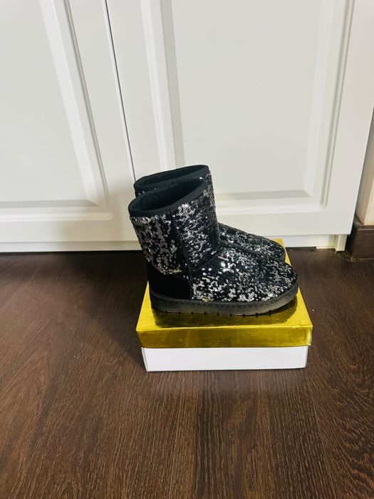 Cizme tip Ugg , numarul 36, cu paiete