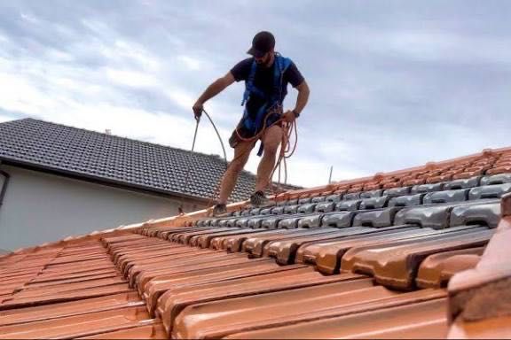 Боядисване на покриви, веранди фасади и всички видове вътрешни бои.