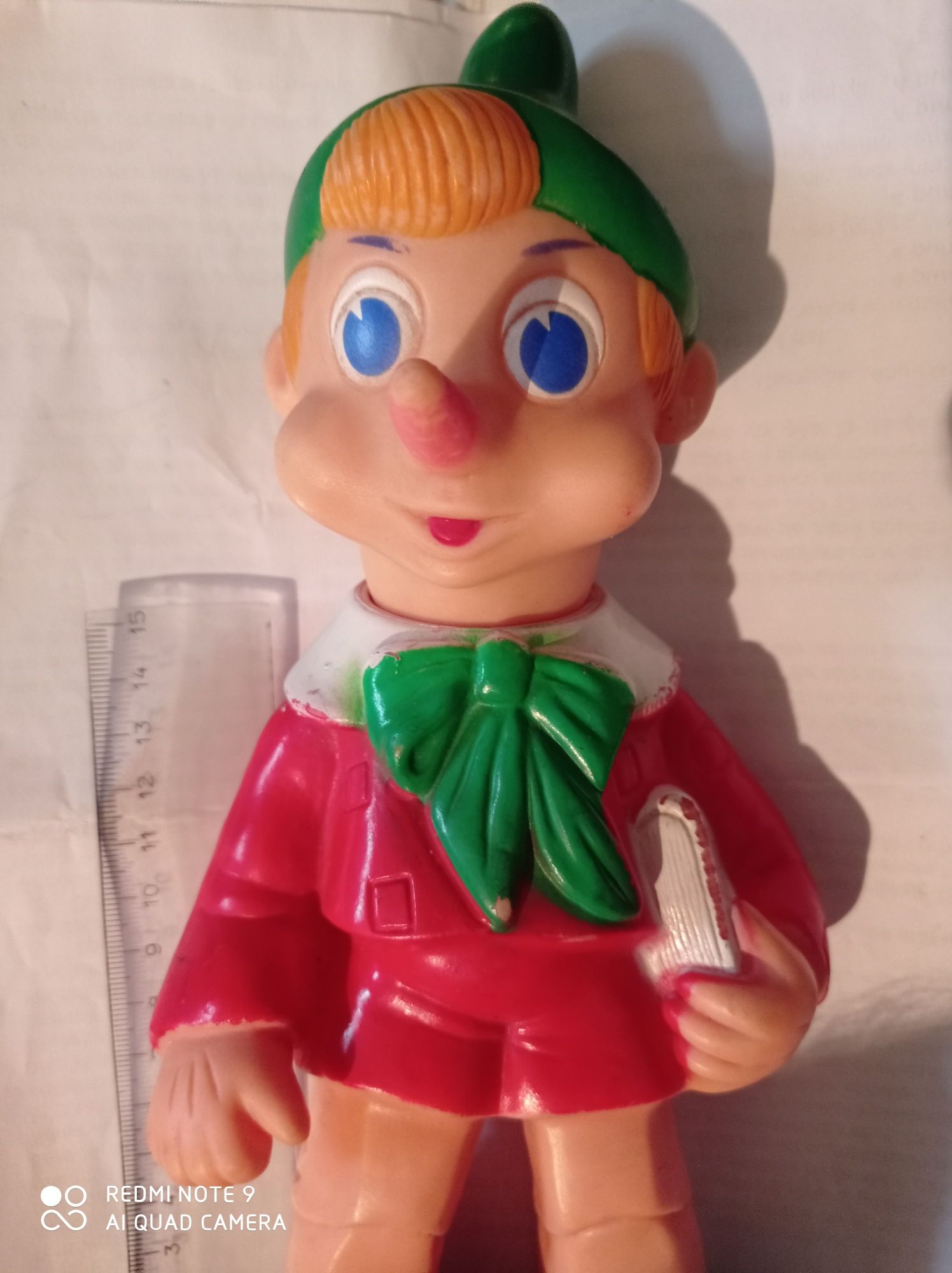 Vând sau schimb figurină Pinocchio.