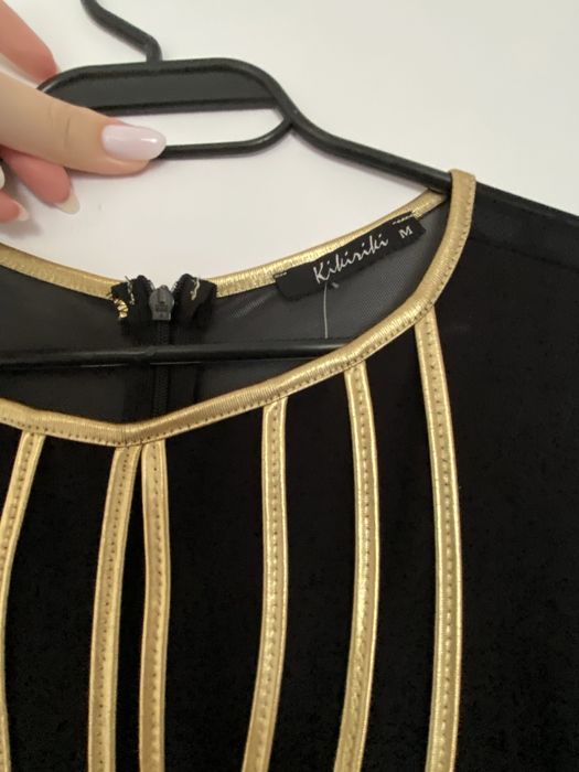 Rochie neagră cu detalii