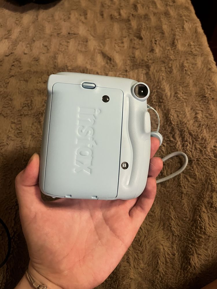 Продам камеру instax mini 11
