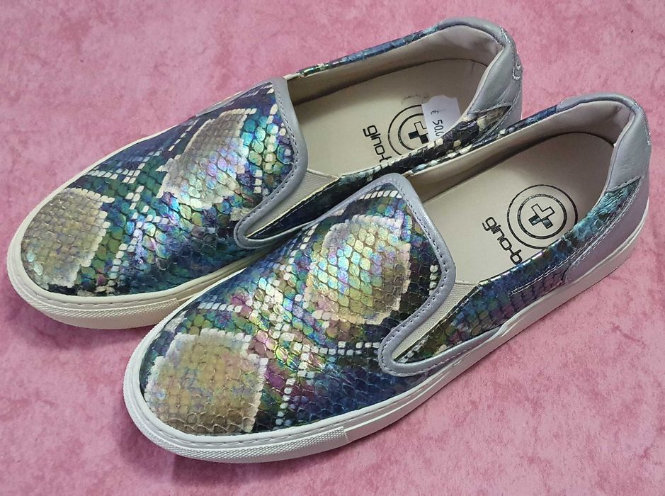 Vând pantofi sport acoperiti cu solzi de pește tălpici noi mărimea 38.