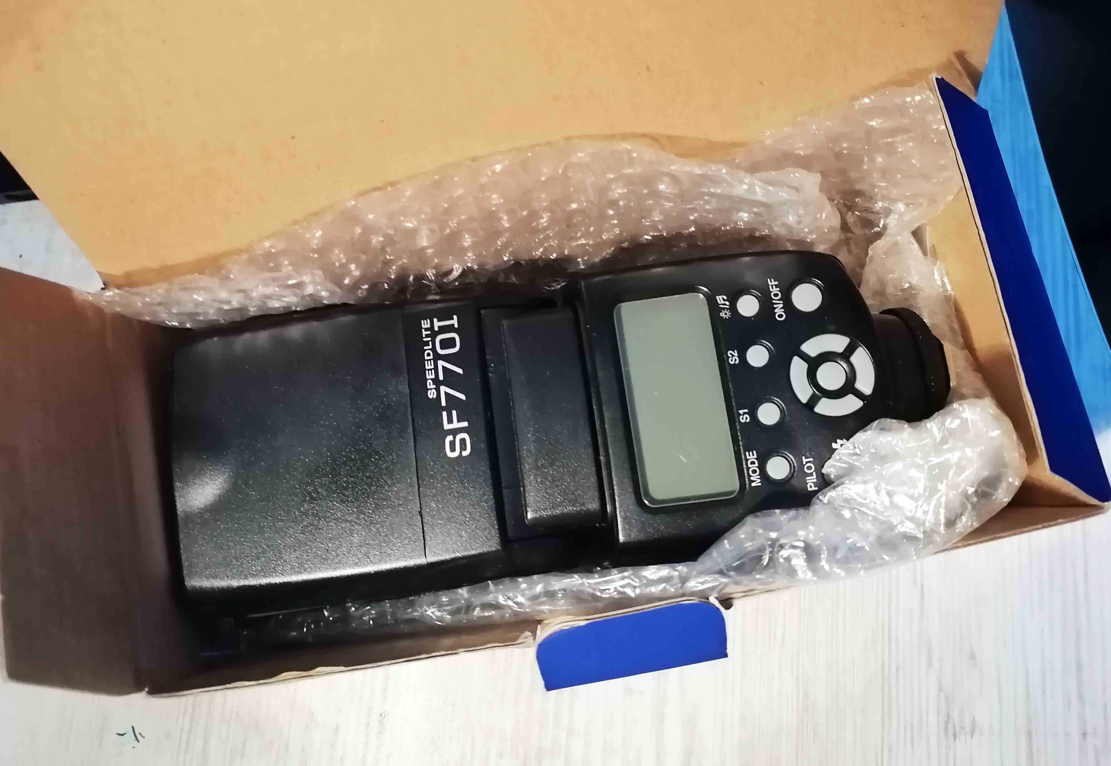 Продавам универсална фотосветкавица -SF 770 I