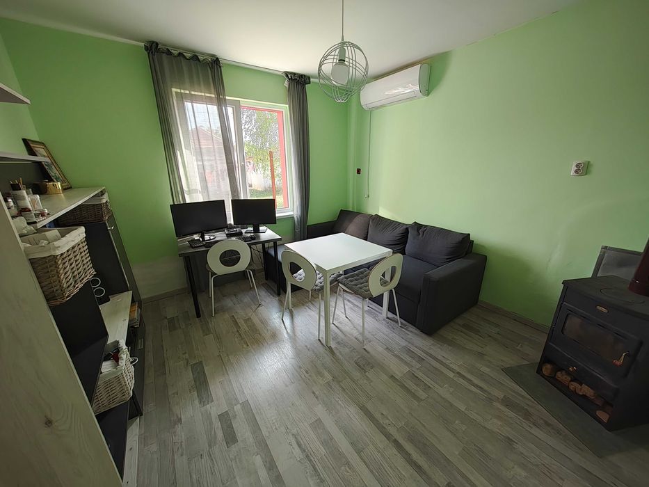 Продавам къща в с. Долни Раковец.