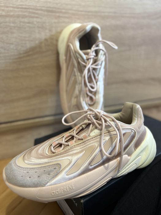 Adidas Ozelia.