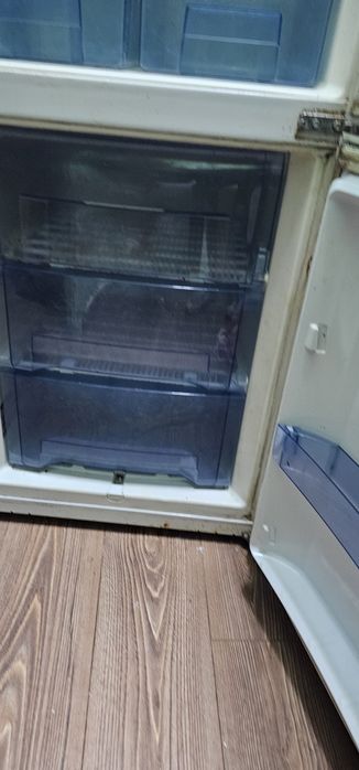 Продавам комбиниран хладилник Горения бял