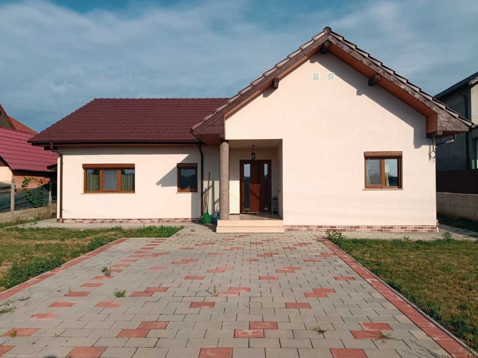 Casa individuala de vanzare.