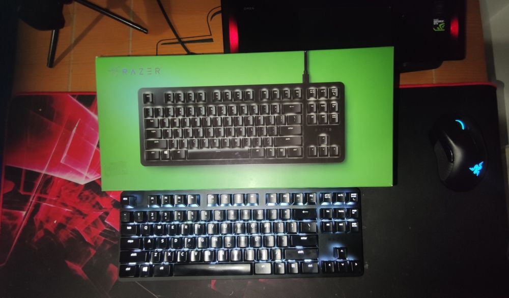 Vând tastatura și mouse razer