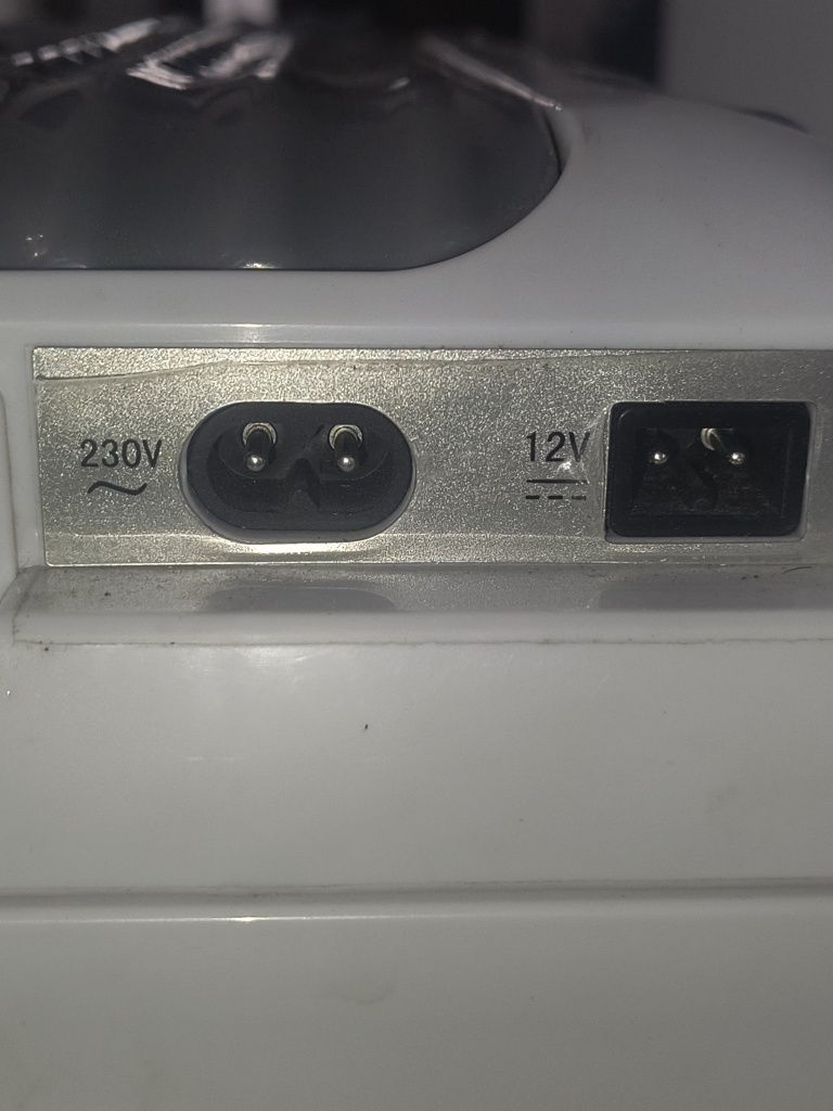 Ladă frigorifică auto de 12v si 220v