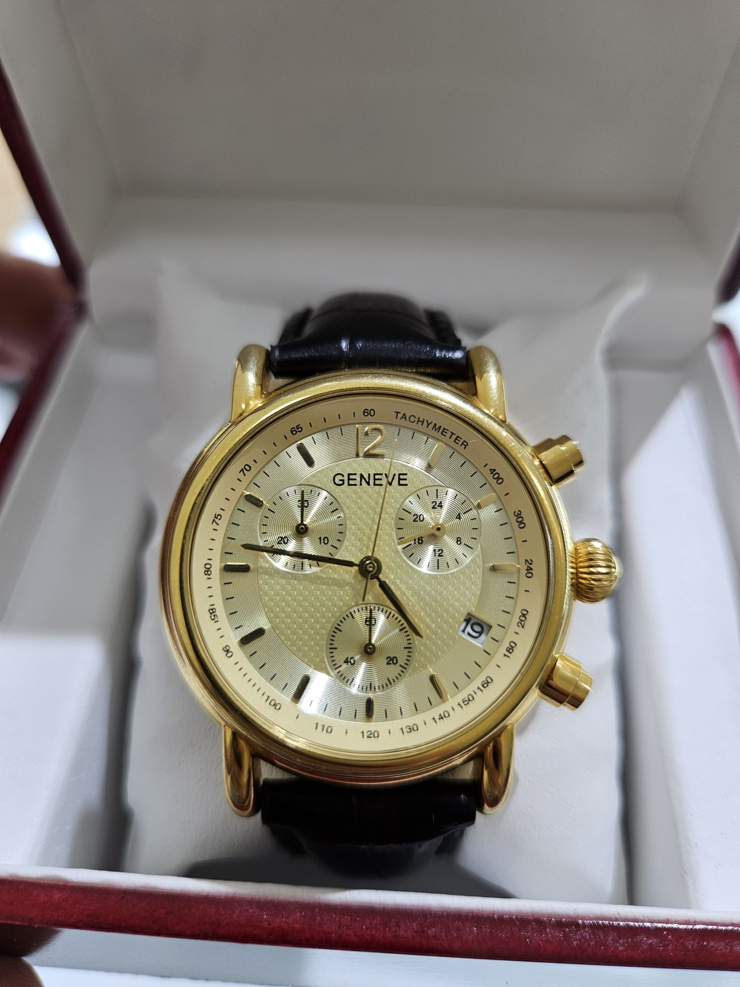 Продаю Золотые часы Женева 750 пробы