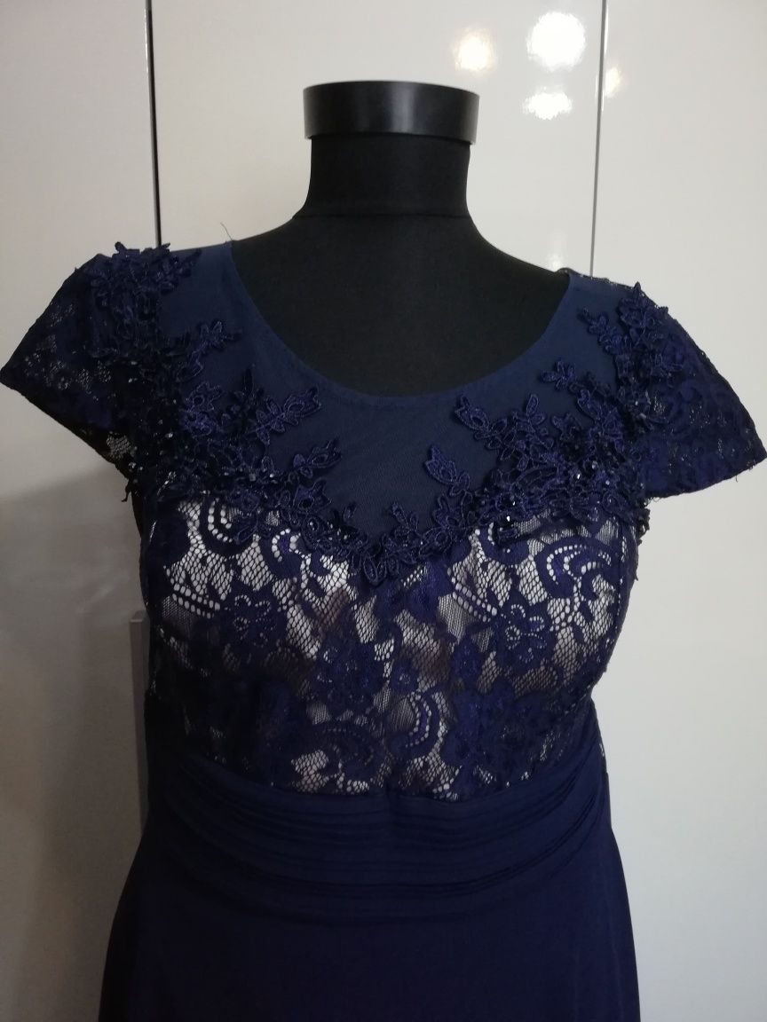 Rochie de gală din mătase și dantelă.