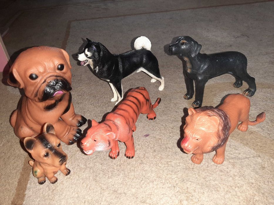 Игрушки,  животные - собаки , лев , тигр .