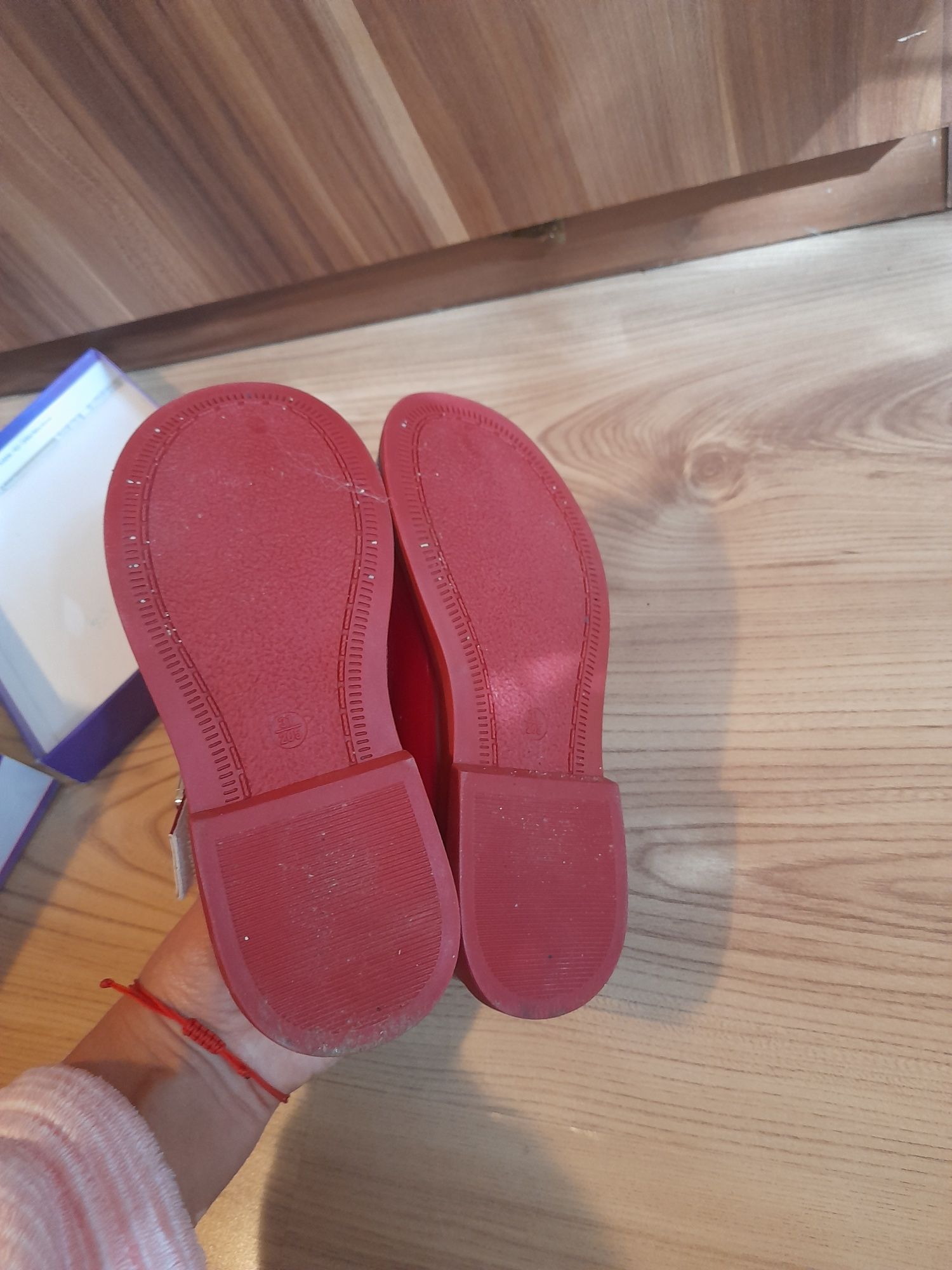 Pantofi rosii pentru fetite