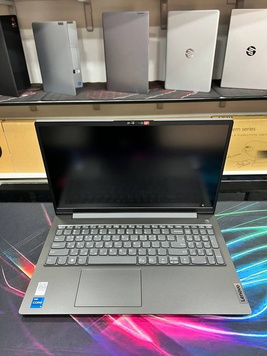 Lenovo V15 G4 IRU
Intel core i5- 13420H 
DDR4 8GB
SSD 256GB Nvme
place