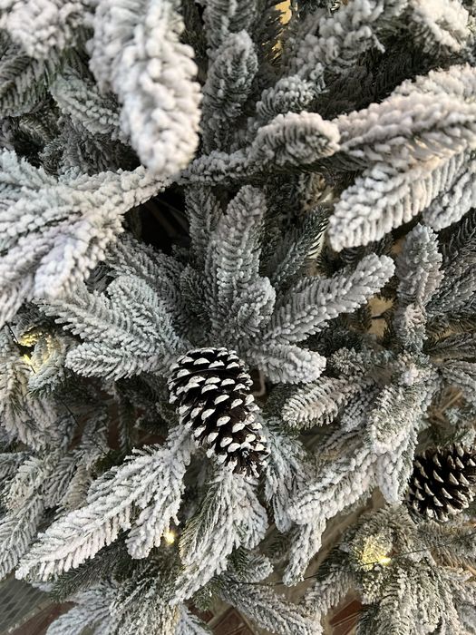 Ёлка литая со снежками и шишкой