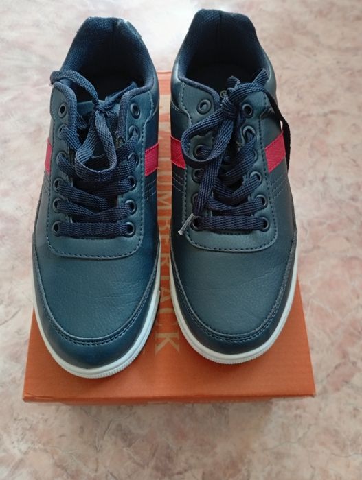 Кроссовки от FLO новые