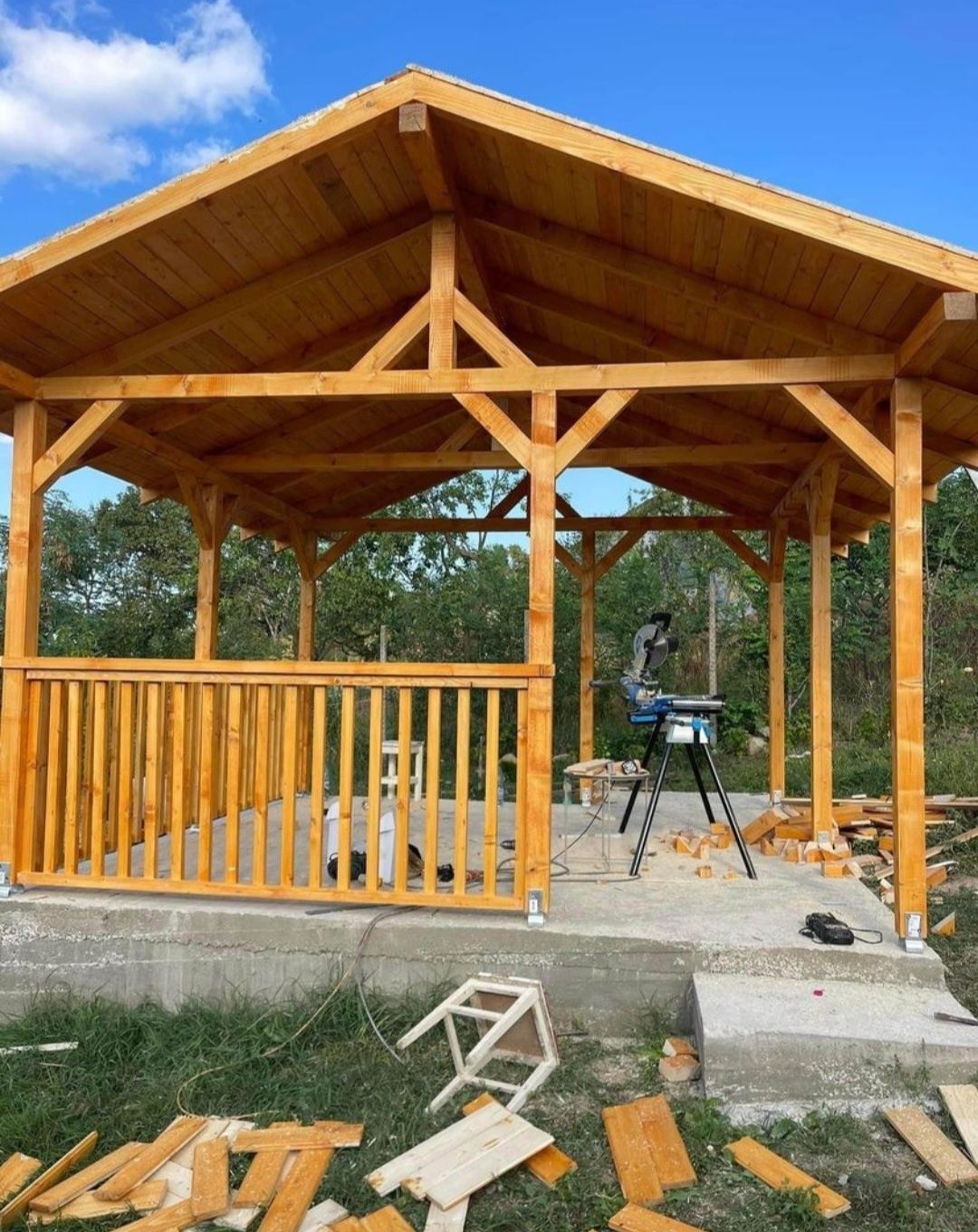 Realizez foișoare la comanda cerută de client.
Construiesc foișoare la