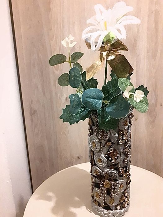 Vază cu pietre de sticlă