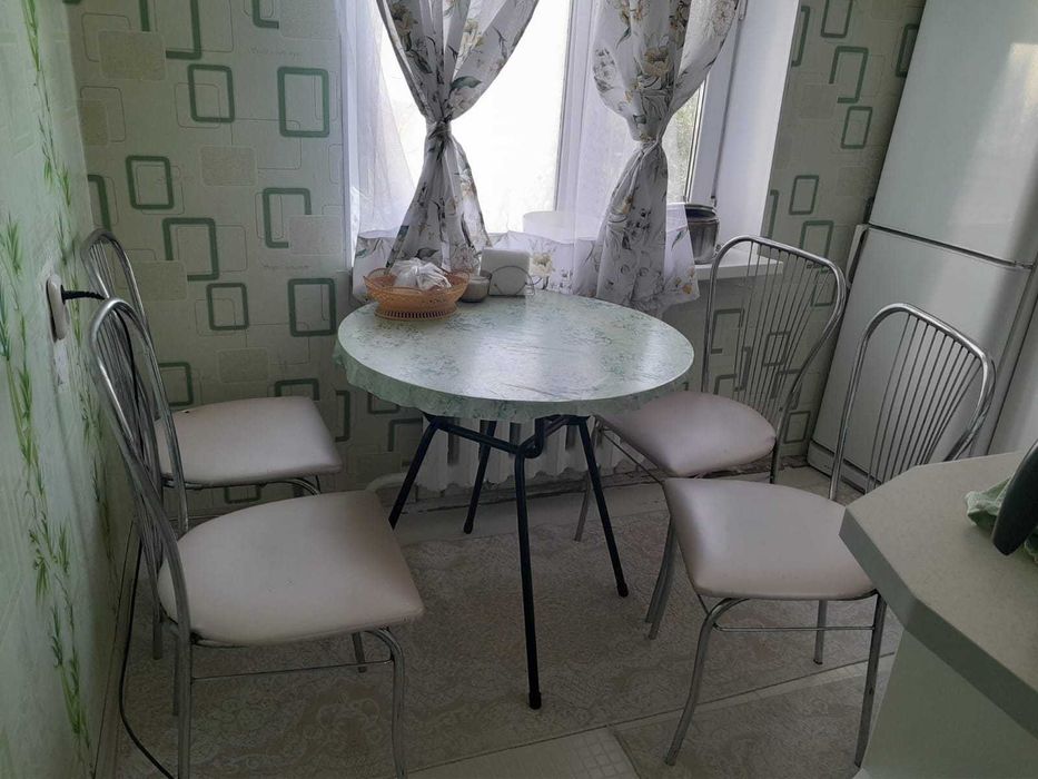 Продам стол и 4 стула