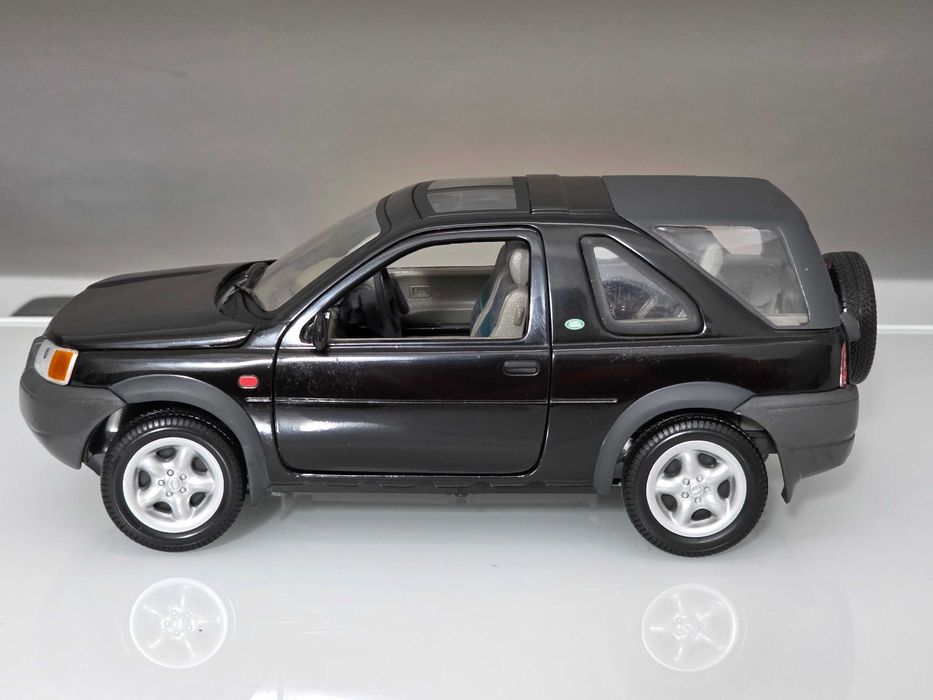 Macheta Auto 1/18 ERTL Land Rover Freelander